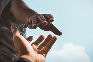 مقدم بر دیگران